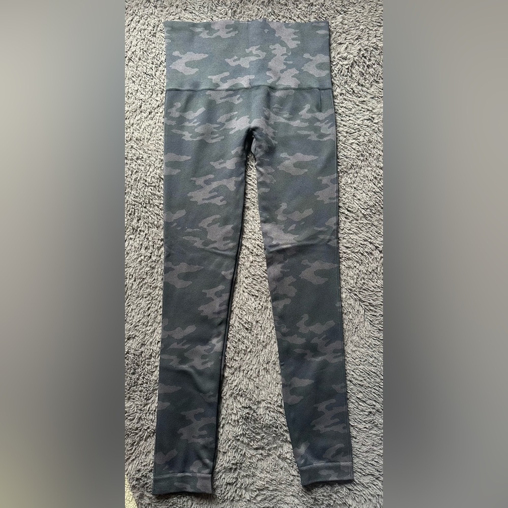 SPANX Look At Me Now Black Camo Seamless Cropped Leggings SZ M